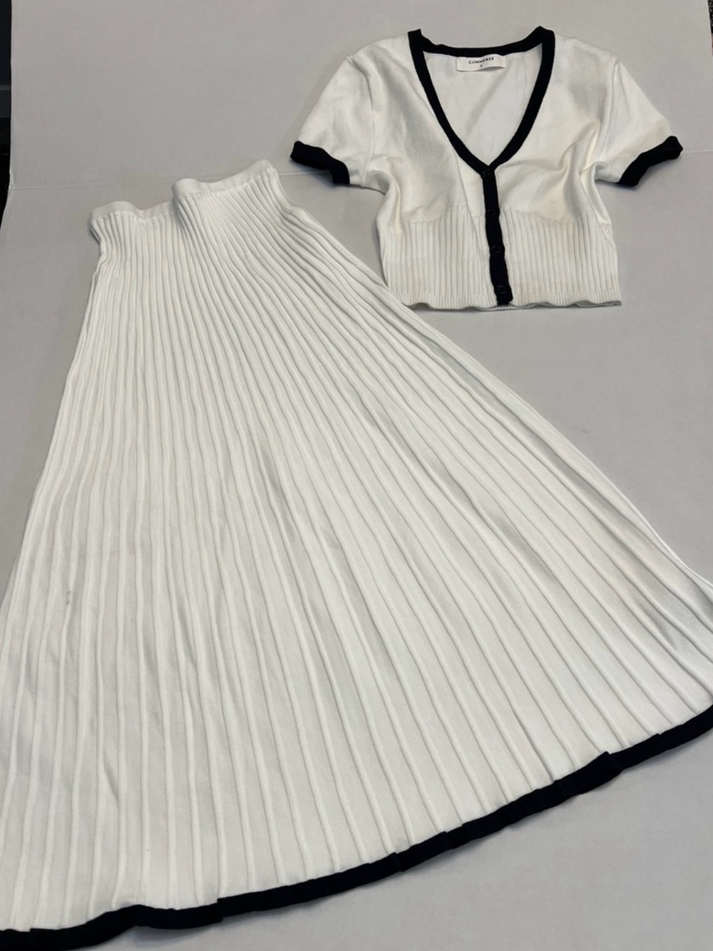 COMMENSE 2P SET WHITE KNIT TOP & SKIRT WITH BLACK TRIM SIZE SMALL